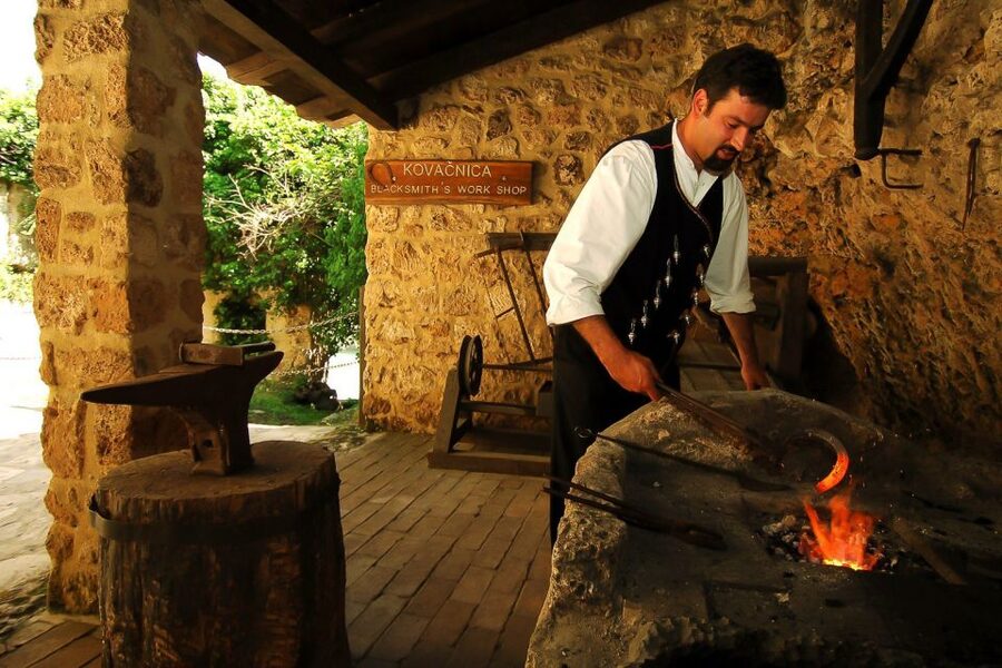 Split & Trogir: Krka Waterfalls & Swimming in Primošten - Guide Pacing and Group Size: Why It Affects Your Day