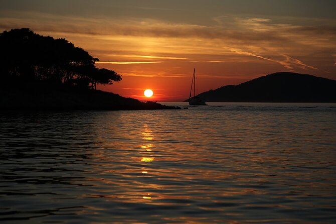 Sunset Sailing Tour on the Pakleni Islands - Alcohol and snacks: good to know before you sail