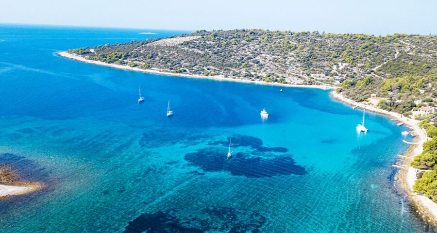 Trogir: White Lagoon, Maslinica & Blue Lagoon Speedboat Tour - White Lagoon on Drvenik Mali: white sand, easy beach time