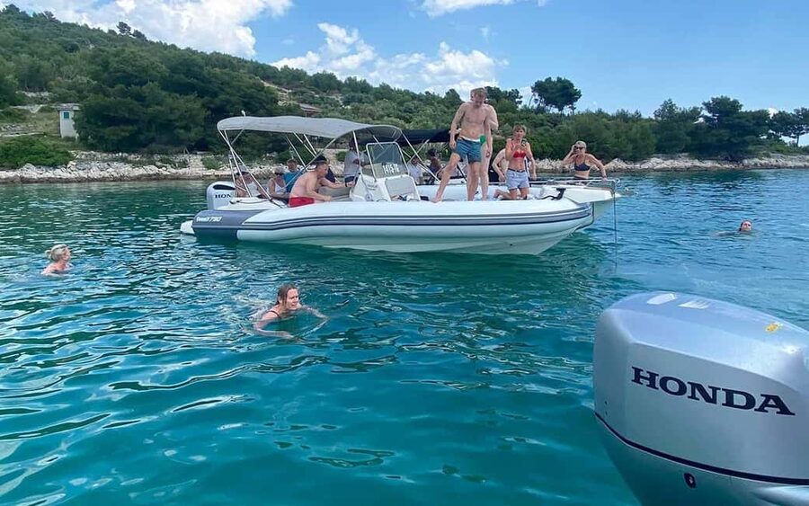 Trogir: White Lagoon, Maslinica & Blue Lagoon Speedboat Tour - Drvenik Veli village walk: calm time away from the boat