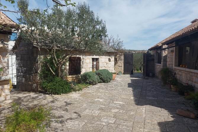 Visit Ancient Salona, Mighty Klis Fortress and Stella Croatica - Who this morning tour suits best