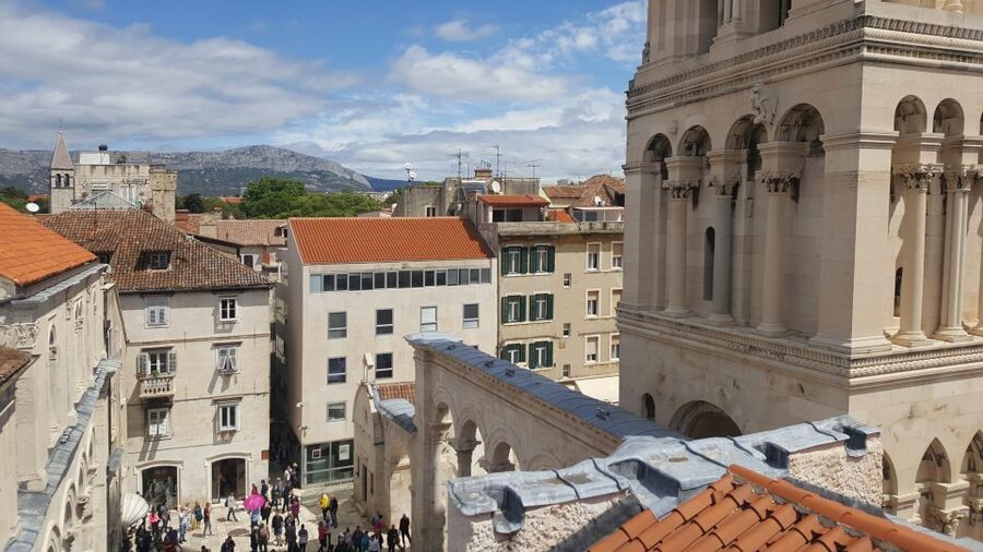 Walking Tour Split - Meeting at the National Theatre and setting off through Old Town